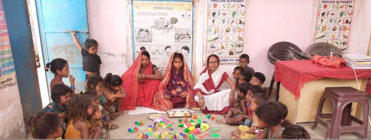 आंगनबाड़ी केंद्रों पर किया गया गोद भराई