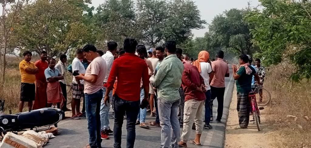 बेटी की शादी का सामान खरीदने जा रहे पिता की सड़क दुर्घटना में मौत, दुर्घटना में बाइक सवार पुत्र भी गंभीर रूप से जख्मी, दो माह बाद निर्धारित है बेटी की शादी, परिजनों में कोहराम