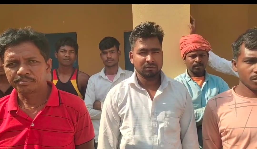 उल्हों पंचायत के ग्रामीणों ने प्रमुख के खिलाफ किया प्रदर्शन