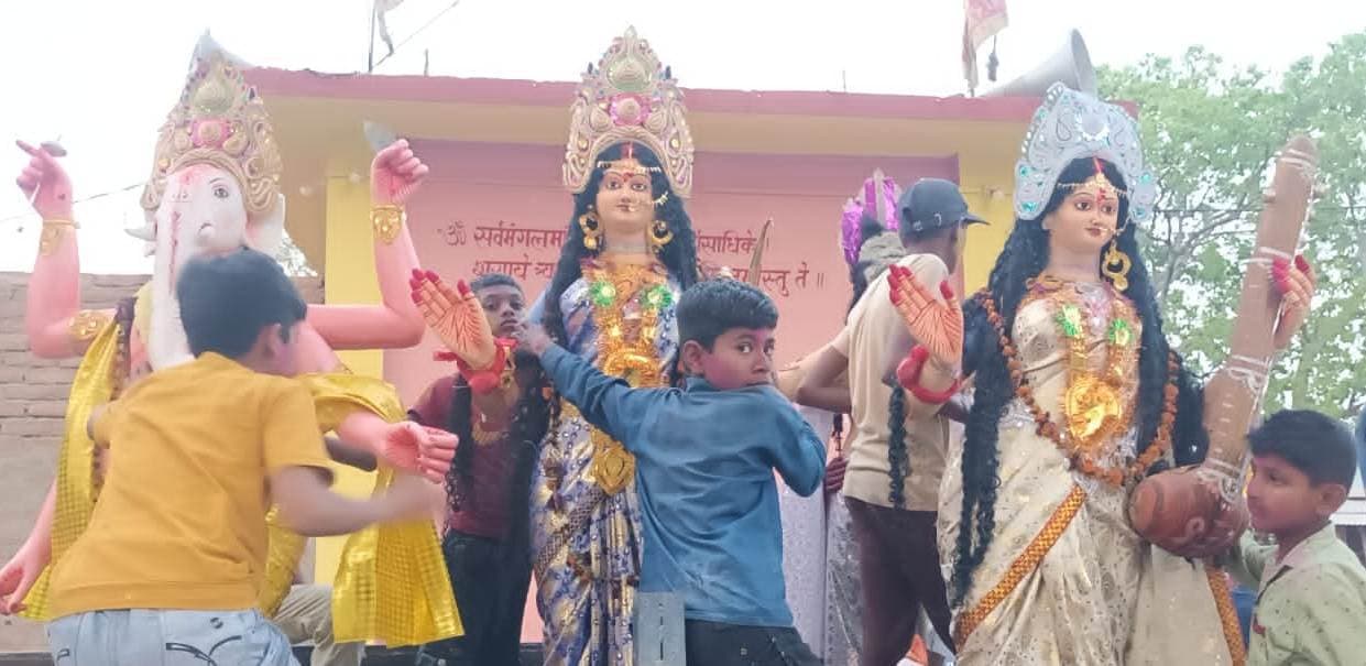 नम आंखों से की गयी मां अंबे की विदाई