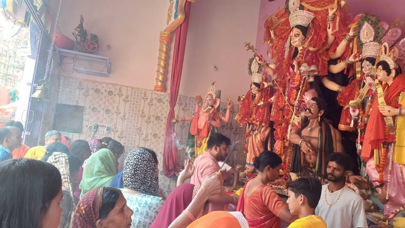 चैत नवरात्र के दशवीं पर सुहागिन महिलाओं ने भरा खोईचा, पूजा पंडालों में लगी रही भीड़