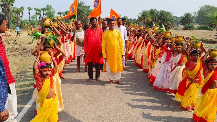 भागवत कथा को लेकर निकाली गयी कलश यात्रा