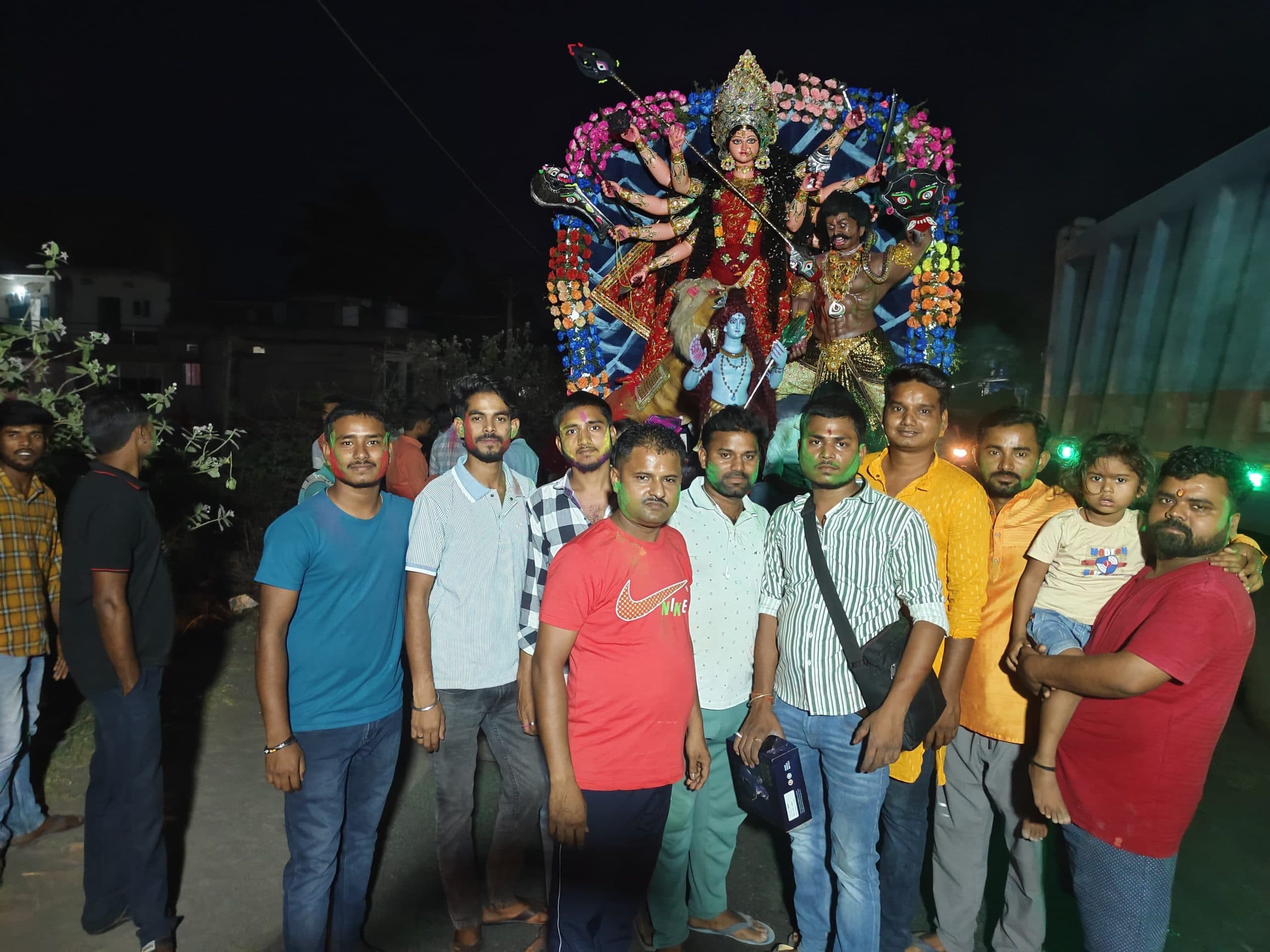 नम आंखों से मां दुर्गे को दी गई विदाई, प्रतिमा विसर्जित