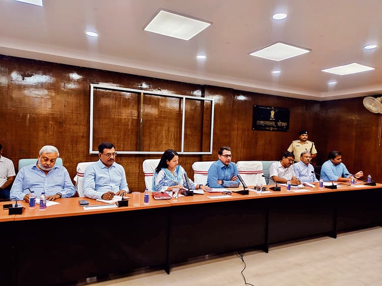 विकास योजनाओं से महादलित समुदाय को करें लाभान्वित : डीएम