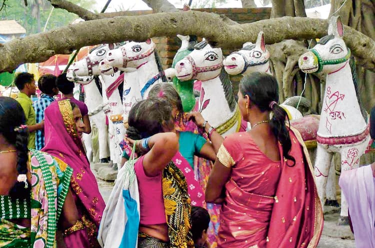 Saran News : घोड़ा लुटावन-पुत्र पावन मेले में उमड़ी श्रद्धालुओं की भीड़