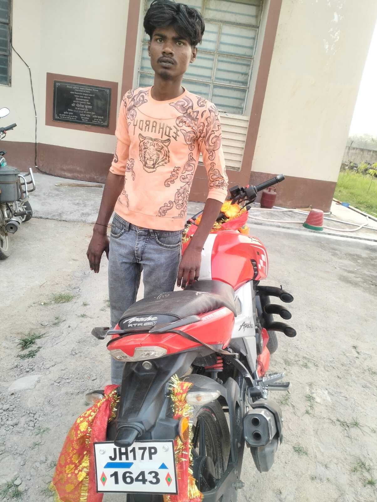 चोरी की एक बाइक के साथ एक चोर गिरफ्तार