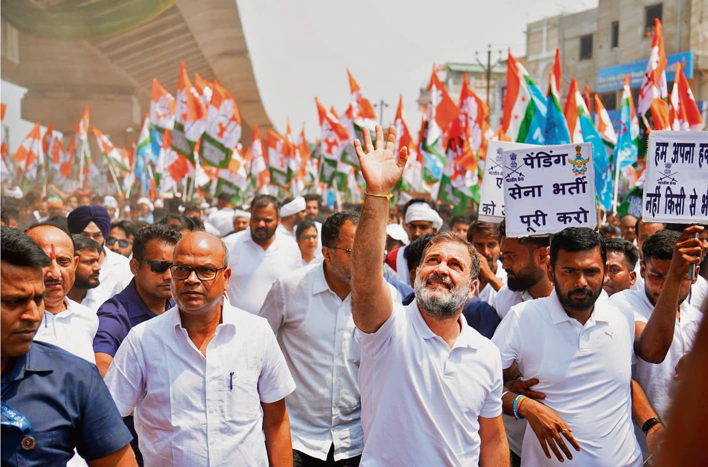 राहुल गांधी के पदयात्रा में दो घंटे तक शहर में होती रही पुष्पवर्षा