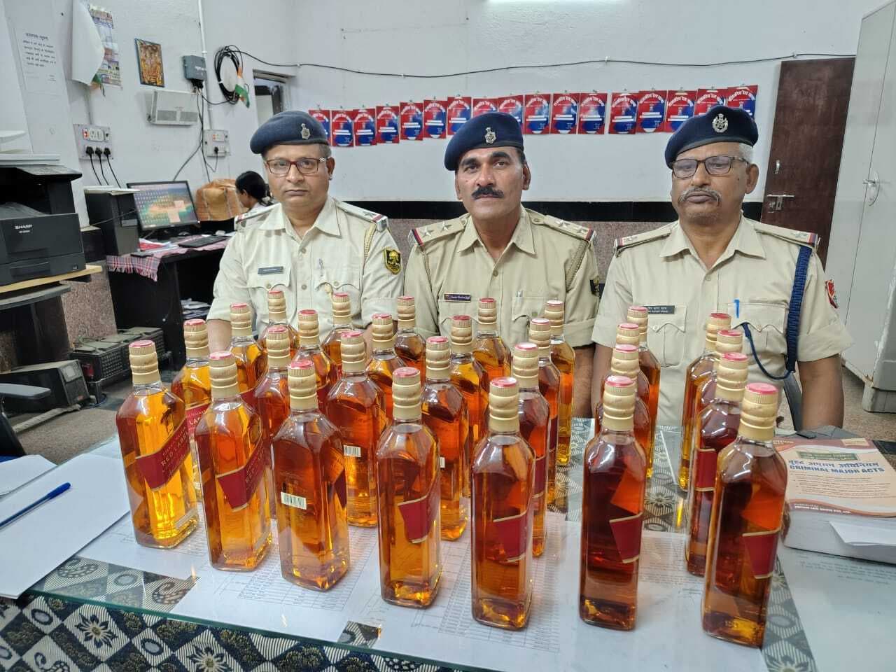 Motihari :पोरबंदर एक्सप्रेस में मिला लावारिस ट्रॉली बैग, सच जानकार हो जायेंगे हैरान