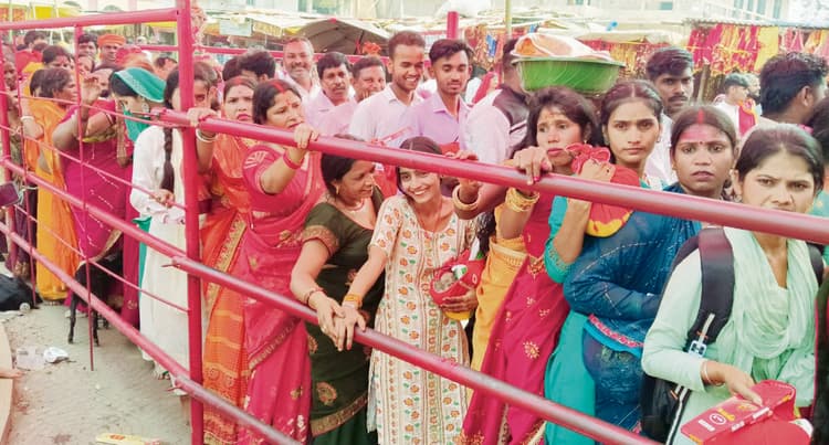 Gopalganj News : थावे में दशमी के मौके पर मां सिंहासनी के दर्शन के लिए उमड़ा श्रद्धालुओं का सैलाब