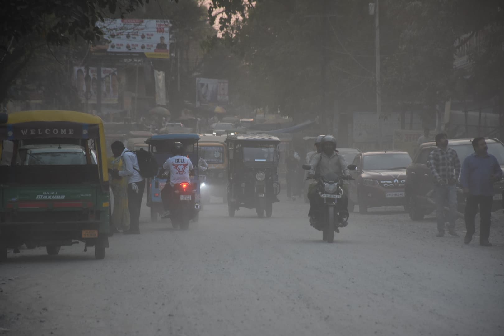 Ranchi News : कचहरी के पास रोड खोला गया, धूल से लोग परेशान