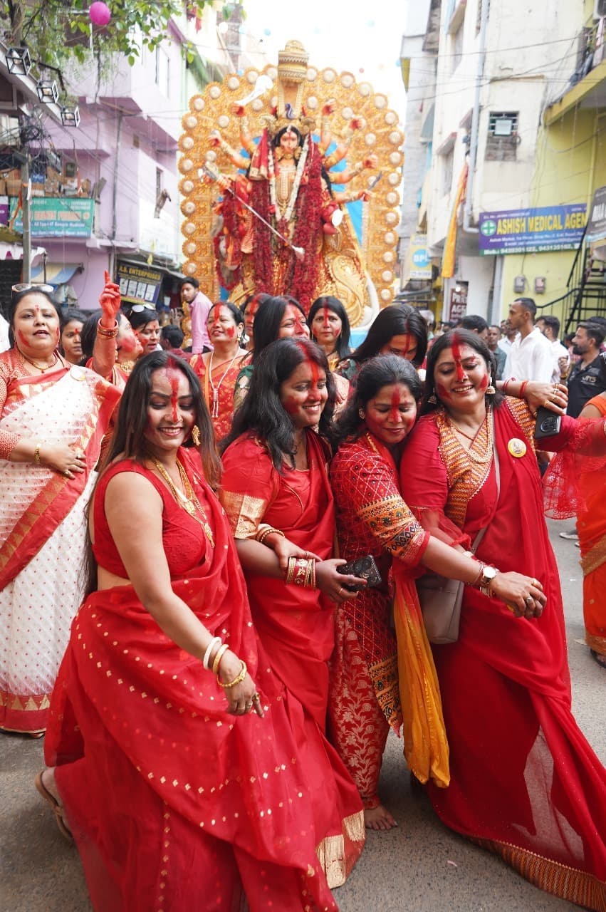 ranchi news : राजधानी रांची में निकाली गयी मां दुर्गा की विसर्जन शोभायात्रा