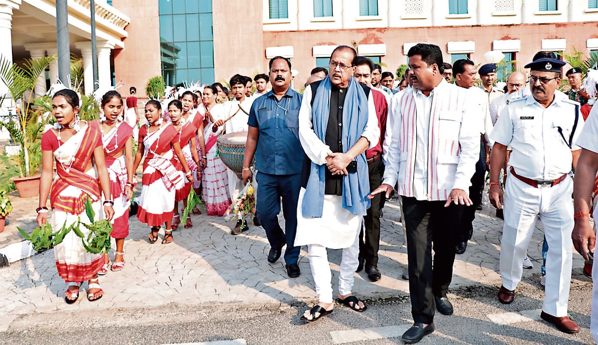 ranchi news : पर्यावरण संरक्षण को प्रेरित करते हैं सरहुल व बाहा पर्व : राधाकृष्ण किशोर