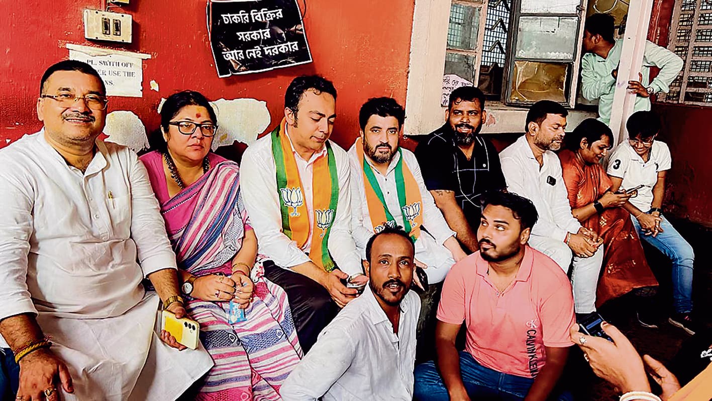 कालीघाट अभियान के दौरान पुलिस और भाजयुमो कार्यकर्ताओं के बीच धक्का-मुक्की