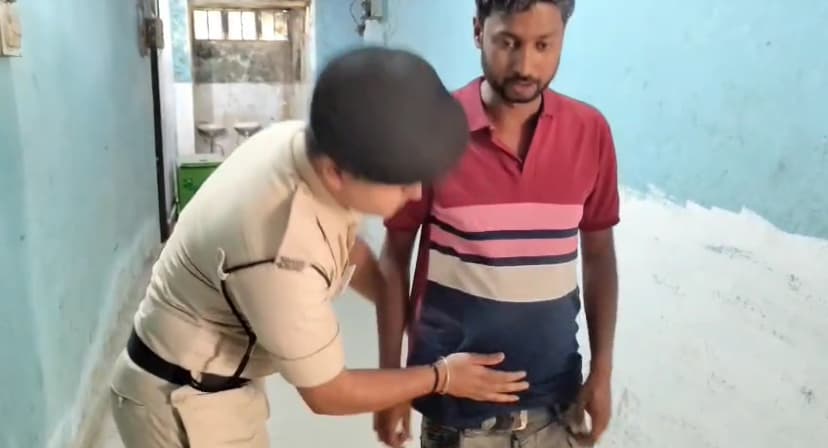 Motihari : नगर निगम टैक्स के नाम पर वाहनों से अवैध वसूली, गिरफ्तार