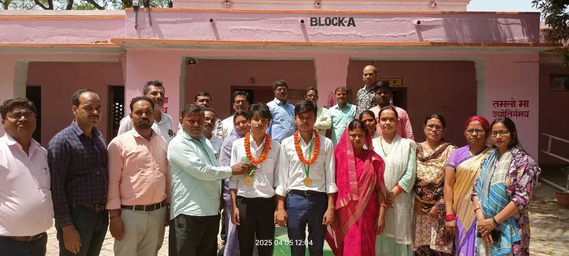 मैट्रिक परीक्षा में टॉपर छात्रों को स्कूल ने किया सम्मानित