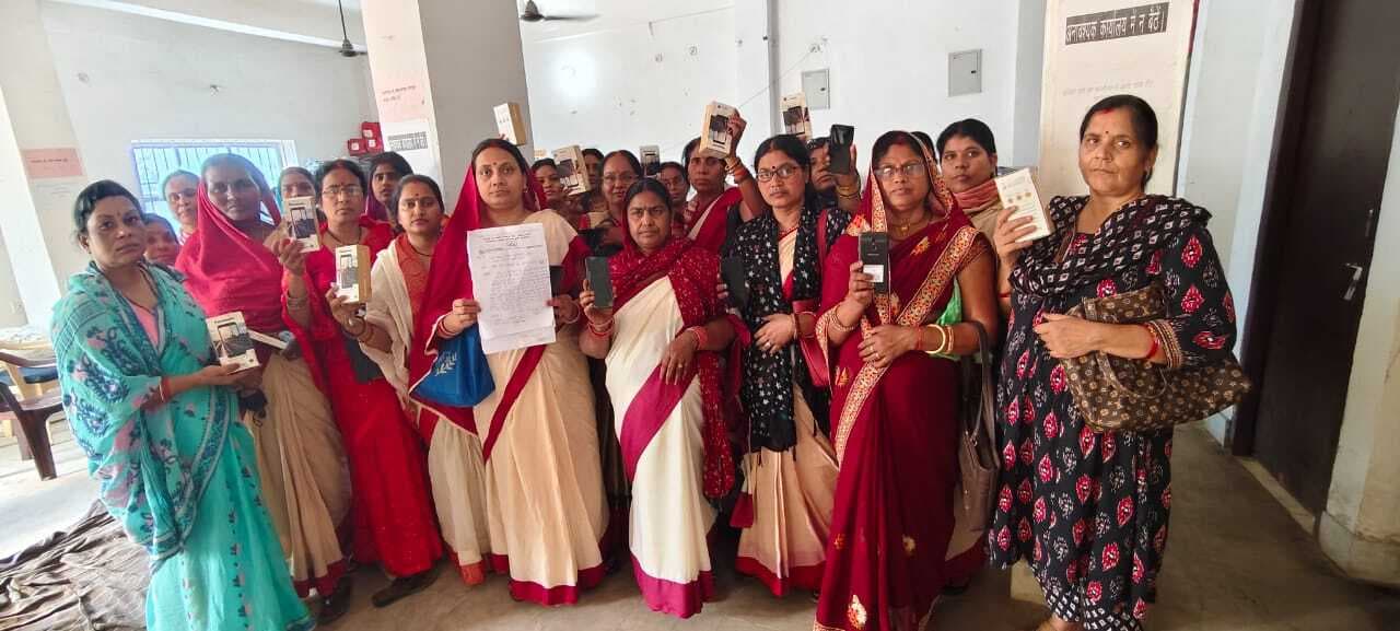 Motihari : खराब मोबाइल लेकर दर्जनों सेविका पहुंची सीडीपीओ कार्यालय