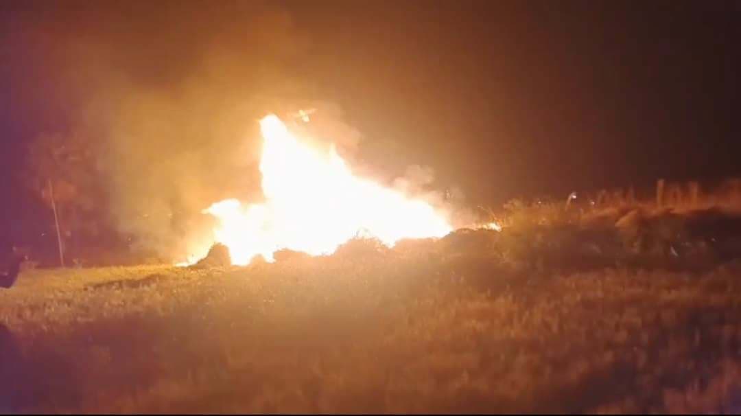 अरहर के बोझे में असमाजिक तत्वों ने लगायी आग, लाखों का नुकसान