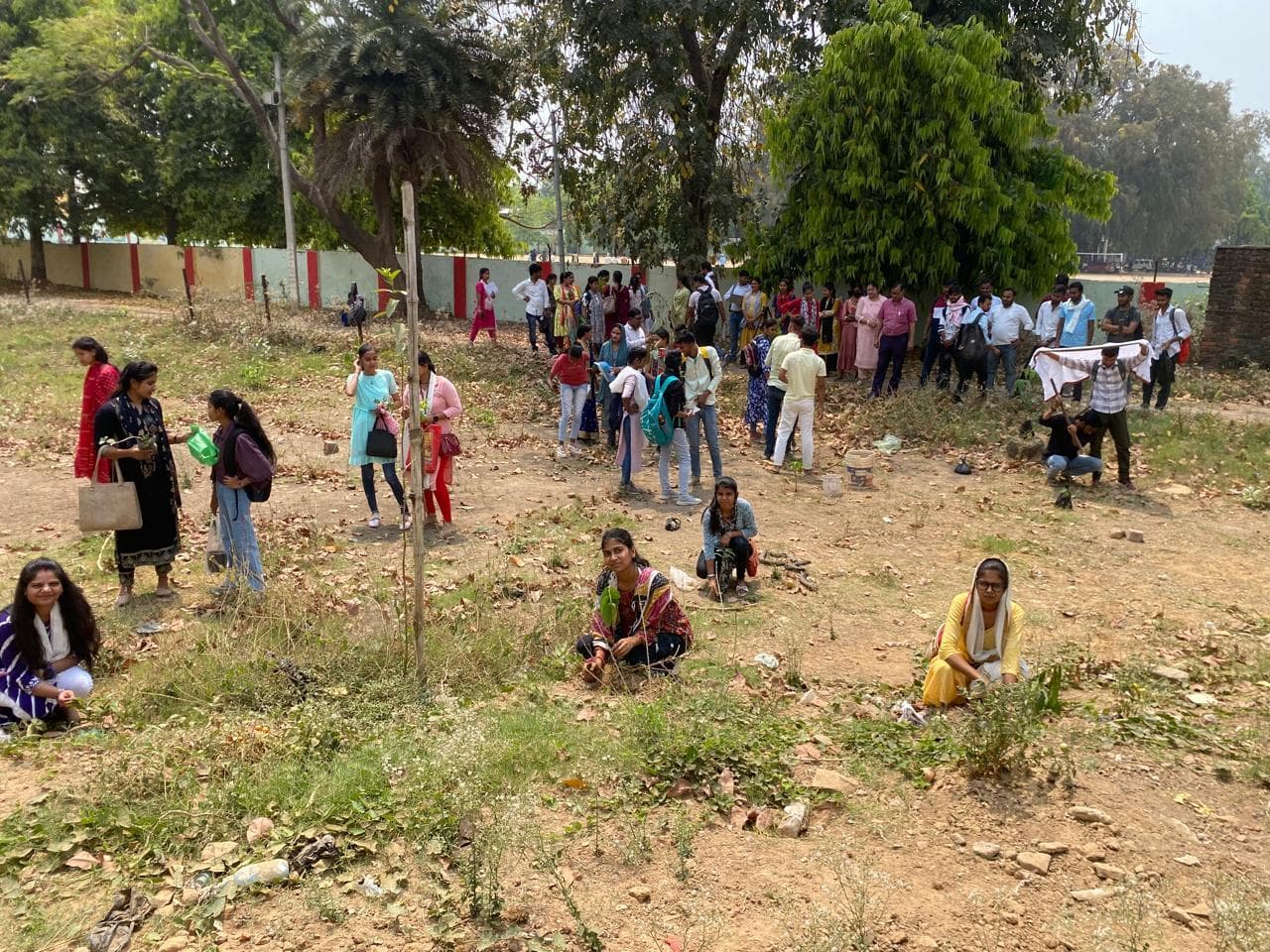 पीजी हिंदी के छात्र-छात्राओं ने किया पौधारोपण