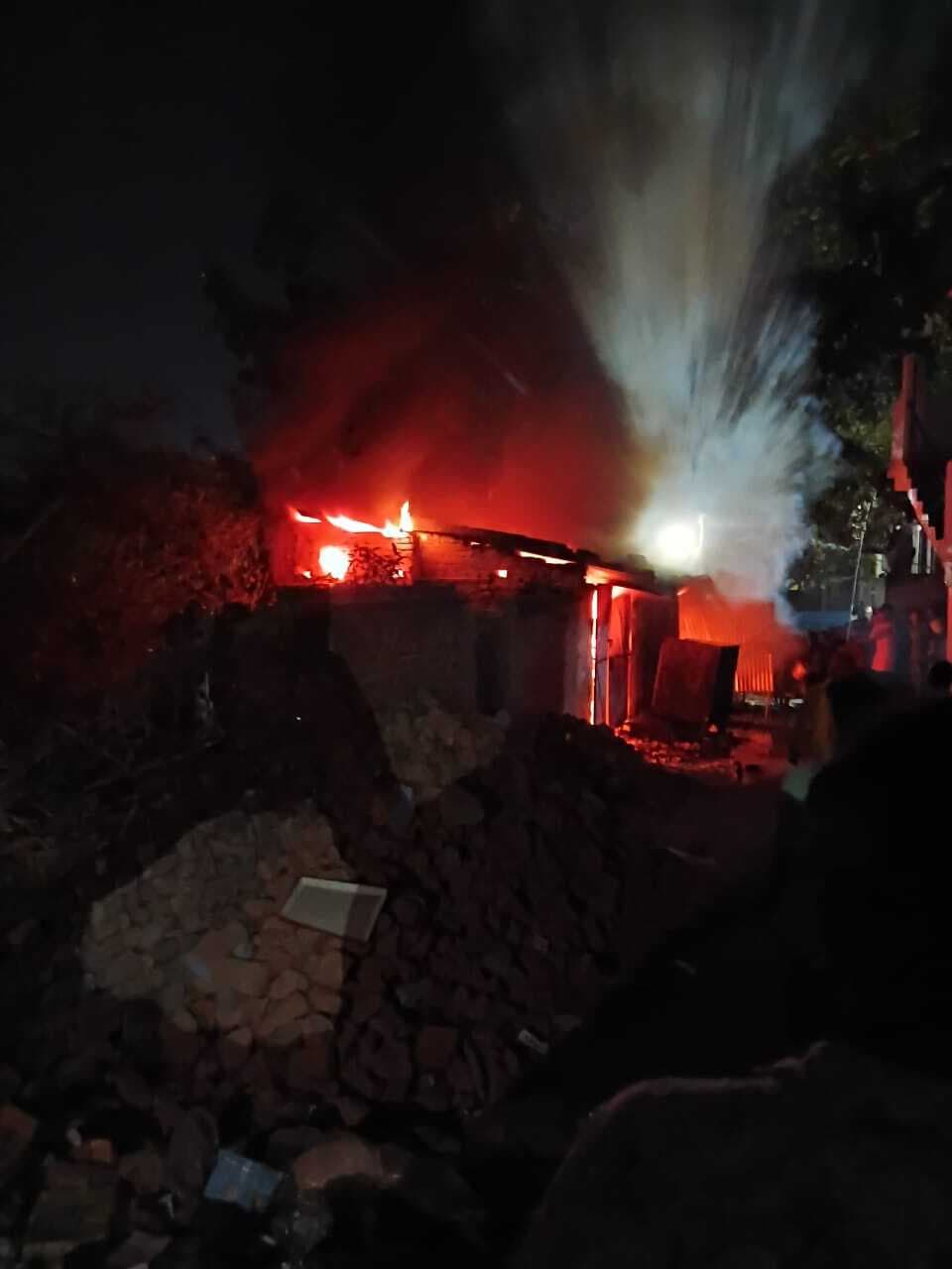 आग लगने से गोदाम जलकर राख