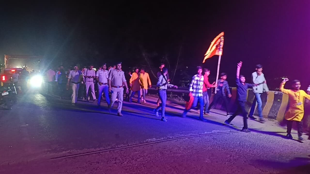 नम आंखों से मां दुर्गा की प्रतिमा का हुआ विसर्जन