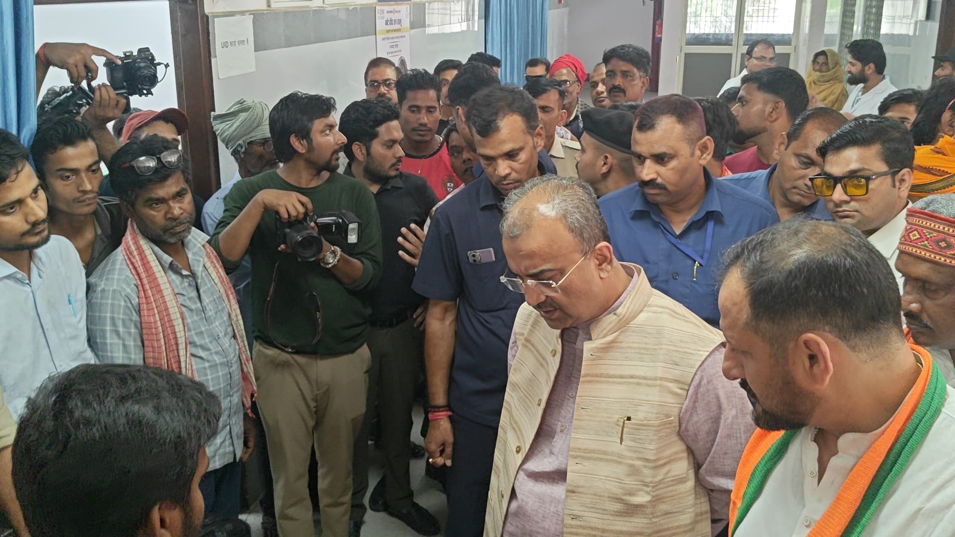 अनुमंडलीय अस्पताल वीरपुर में सुविधाओं की मांग को लेकर कार्यकर्ताओं ने स्वास्थ्य मंत्री को सौंपा ज्ञापन