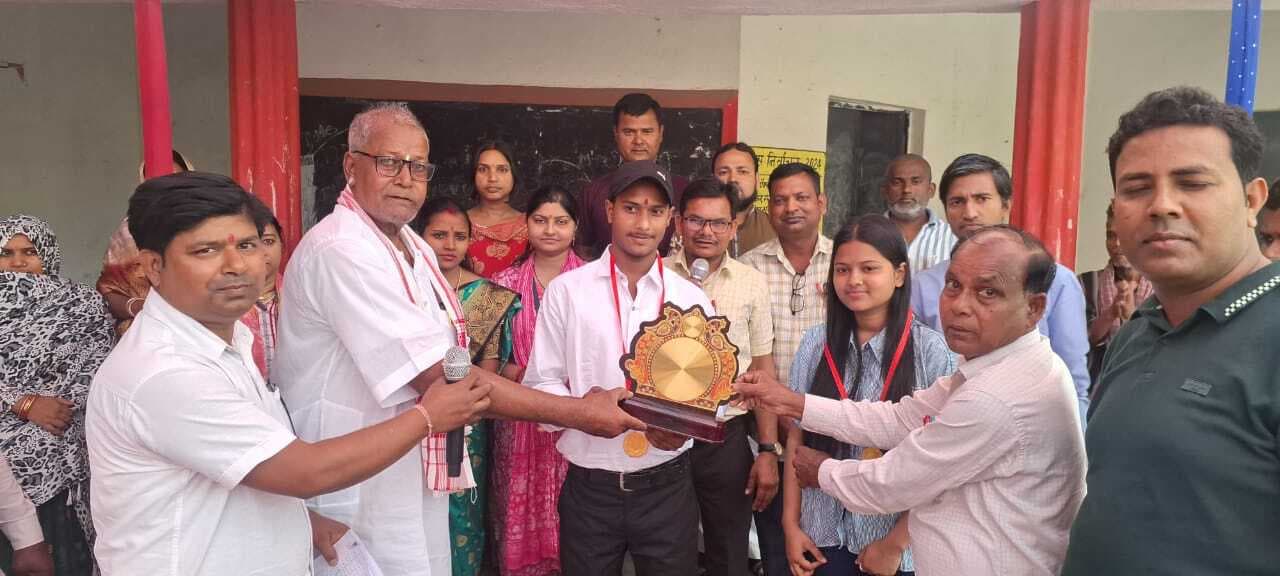 मैट्रिक, इंटर व नवोदय में शानदार प्रदर्शन के लिए छात्र-छात्रा हुए सम्मानित