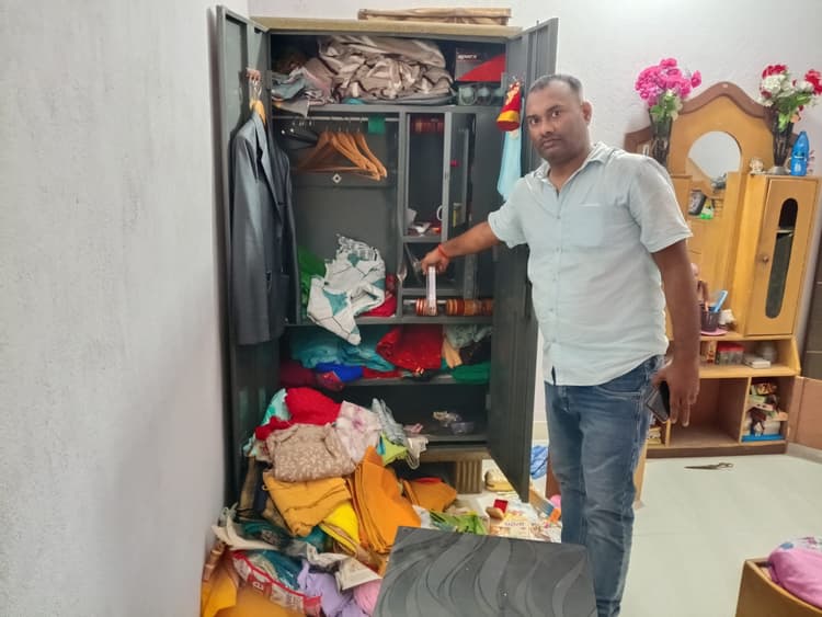 दो पूर्व सैनिक भाइयों के घर से पांच लाख के गहने व नकद चोरी