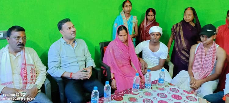 भूपल साव के परिजनों से मिले सुदेश महतो