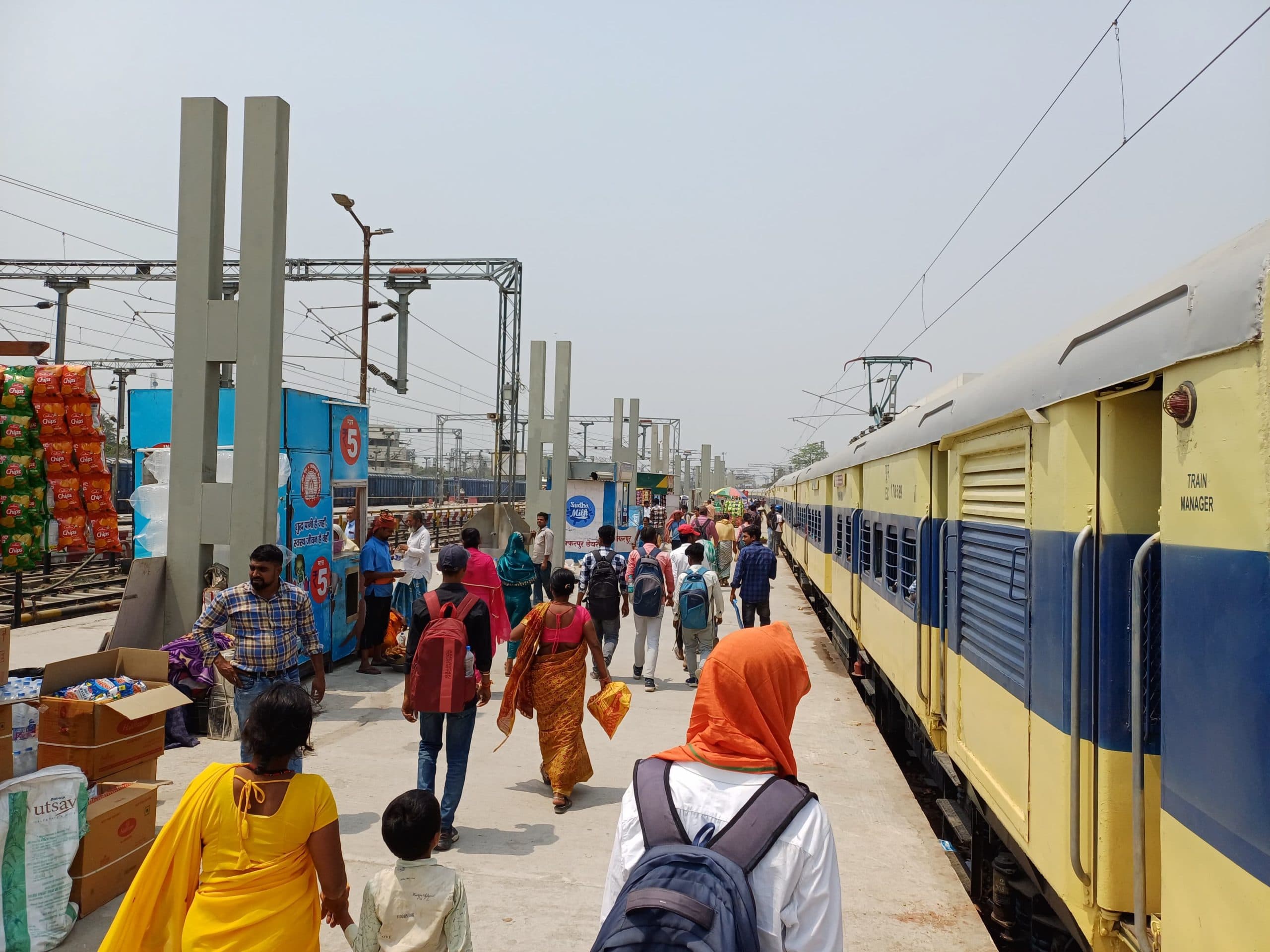 शेड नहीं लगा, धूप में ट्रेन का इंतजार करते हैं यात्री