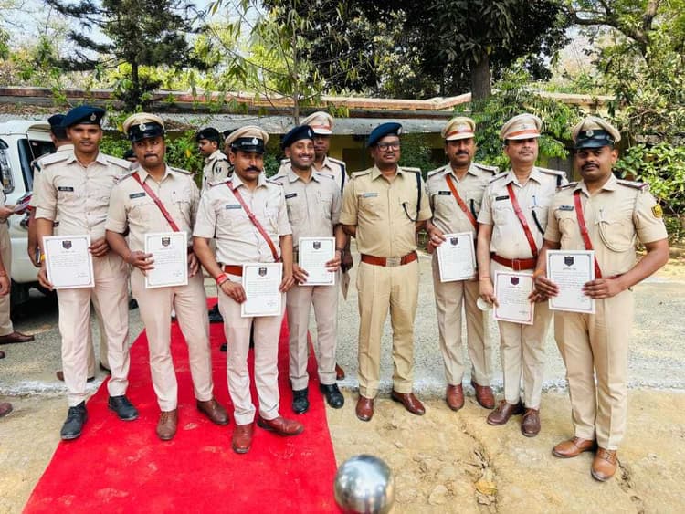 आईजी ने किया बाराहाट थानाध्यक्ष को किया सम्मानित