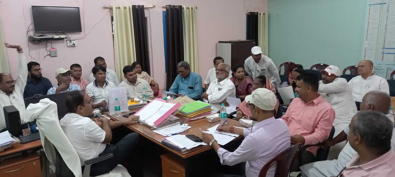 Madhubani News : अनुमंडल स्तरीय अनुश्रवण सह निगरानी समिति की बैठक में कई प्रस्तावों पर हुई चर्चा