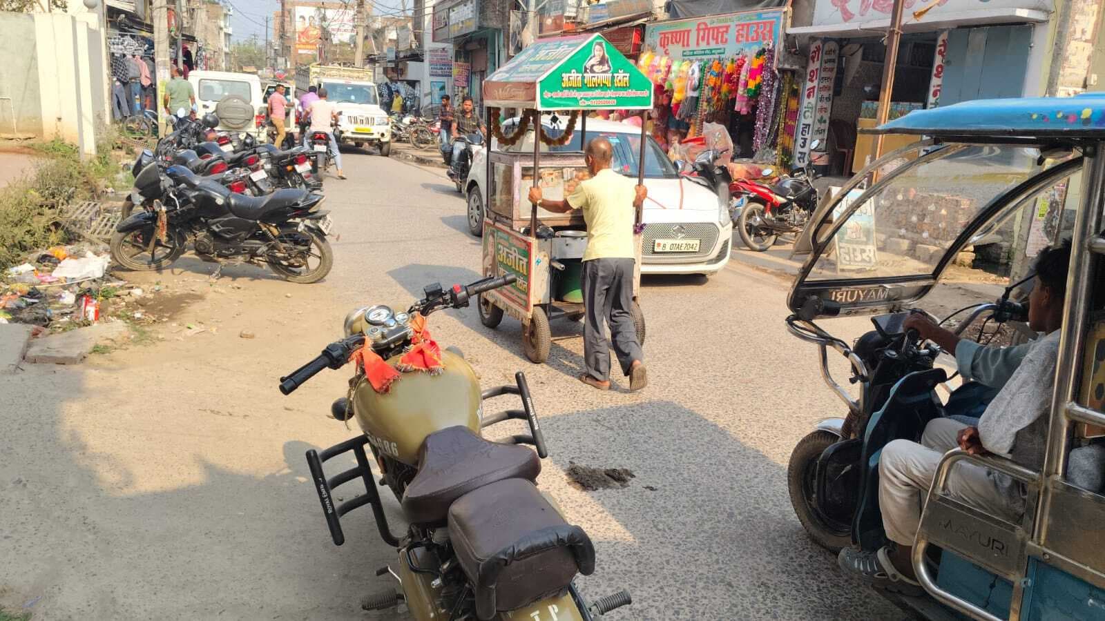 Madhubani News : पिछले वित्तीय वर्ष में सड़क पर उतरे 46915 नये वाहन1179 प्राइवेट ई रिक्शा का भी हुआ निबंधनफोटो: 6परिचय: मधुबनी की सड़कों पर लगी वाहनप्रतिनिधि, मधुबनीजिले की सड़कों पर वाहनों का दबाव बढ़ रहा है. हर दिन लोग नये - नये वाहन खरीद रहे हैं. पिछले वित्तीय वर्ष 2024-25 में एक अप्रैल 2024 से 31 मार्च 2025 तक जिले में 46,915 छोटे-बड़े वाहनों की खरीदारी जिले के लोगों ने की. जिला परिवहन पदाधिकारी शशि शेखरम ने कहा कि परिवहन कार्यालय में 46,915 नए वाहनों का निबंधन पिछले वित्तीय वर्ष में हुआ. इनमें से 42,820 बाइक- स्कूटी, 1179 प्राइवेट इ-रिक्शा, मोपेड 51, मोटेराइज्ड साइकिल 12, ट्रैक्टर कृषि कार्य के लिए 618, व्यावसायिक ट्रैक्टर 486, मोटर कार 698, कंस्ट्रक्शन इक्विपमेंट वाहन 28, ई-रिक्शा 81, थ्री व्हीलर पैसेंजर वाहन 516, थ्री व्हीलर गुड्स वाहन 85, गुड्स कैरियर वाहन 189, मैक्सी कैब 30, मोटर कैब 32, बस 33, ओमनी बस 9, एंबुलेंस दो, डंफर एक एवं व्यावसायिक टेलर तीन की खरीदारी लोगों ने की. जिसका निबंध परिवहन कार्यालय में हुआ है.