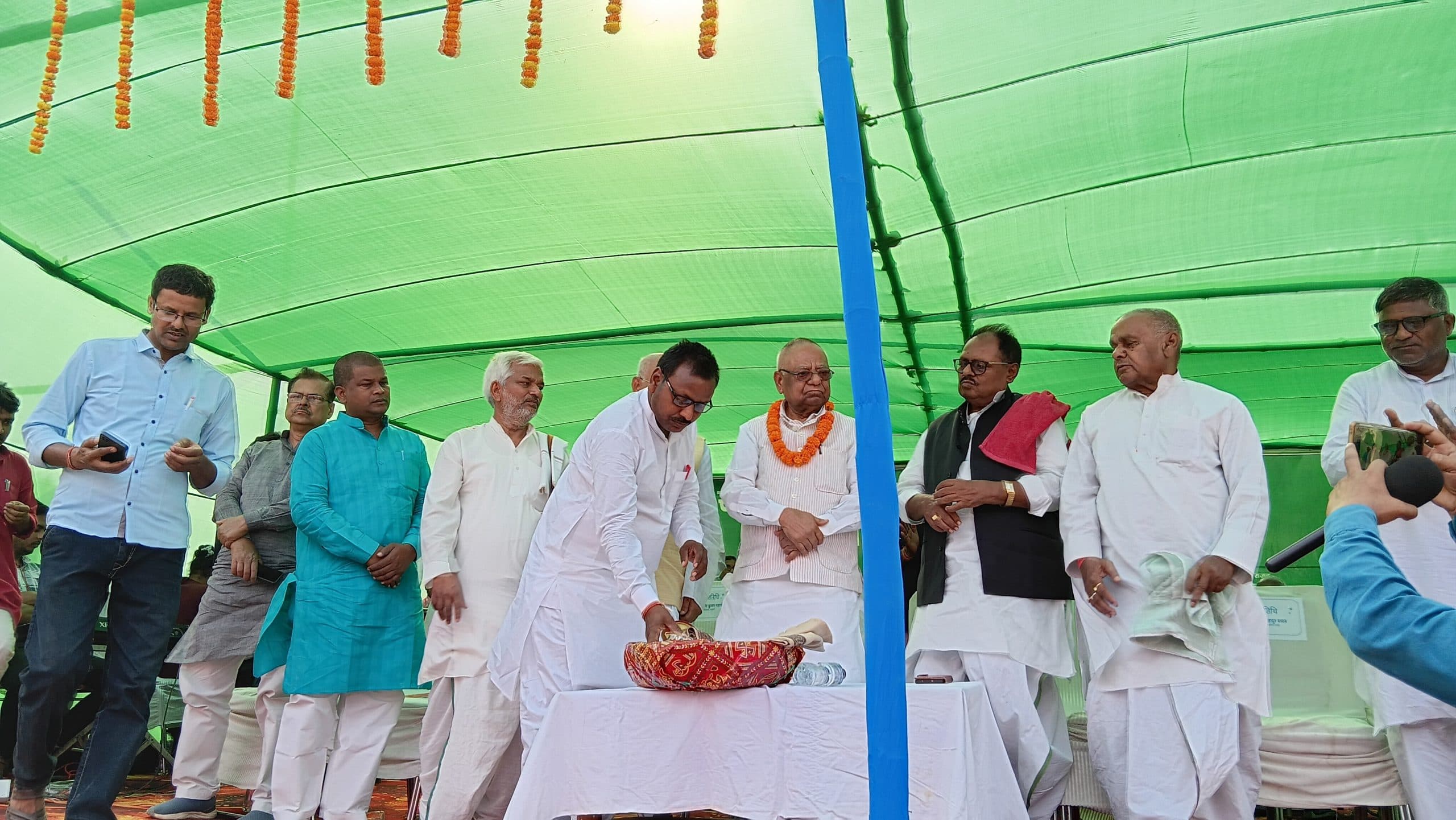 Madhubani News : पूर्व सांसद ने समाजवादी चिंतक सूर्यनारायण यादव की प्रतिमा का किया अनावरण