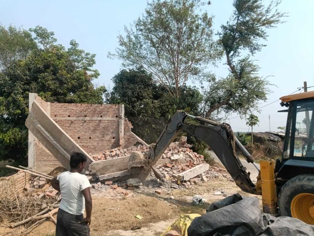 Madhubani News : पुलिस ने अतिक्रमित जमीन पर बने घर को कराया खाली