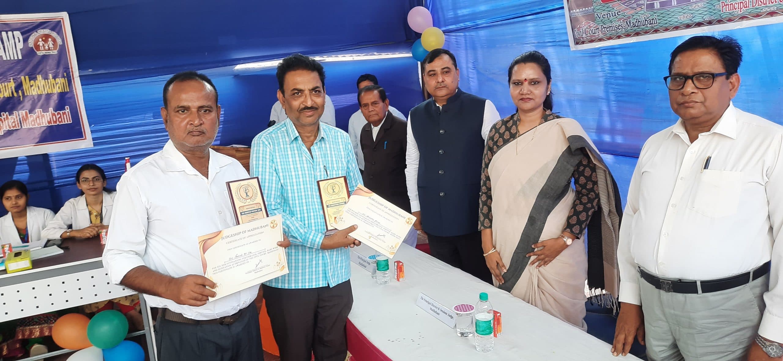 Madhubani News : स्थापना दिवस पर दो कर्मी को किया गया सम्मानित