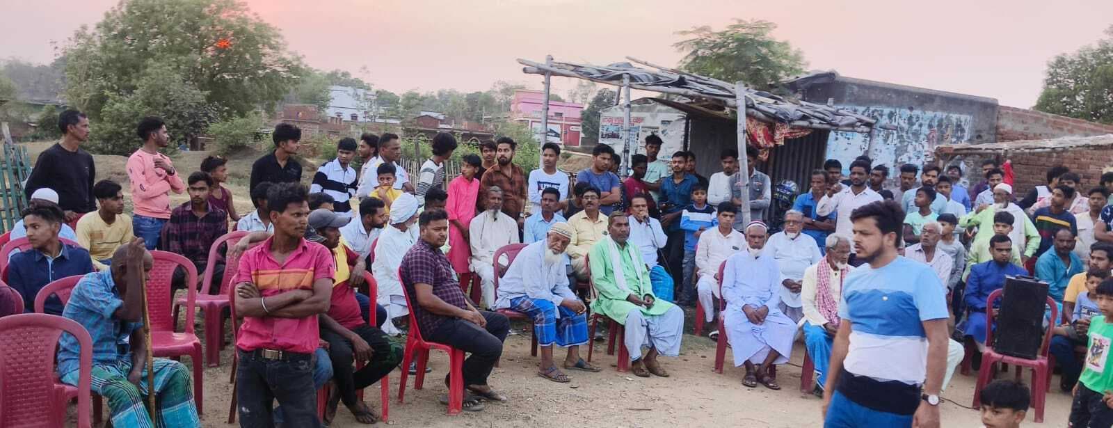 Deoghar news : 10 गांवों के लोगों को आवागमन में होती है परेशानी , जर्जर सड़क बनाने की उठी मांग