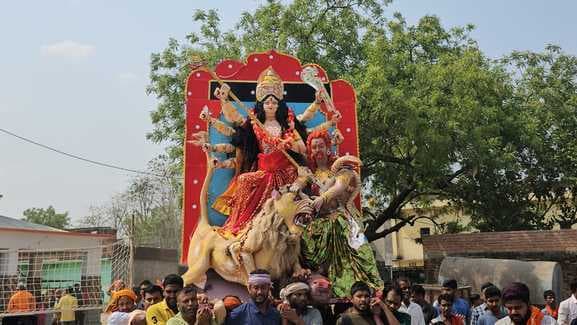 नम आंखों से मां दुर्गा की प्रतिमा को किया गया विसर्जन