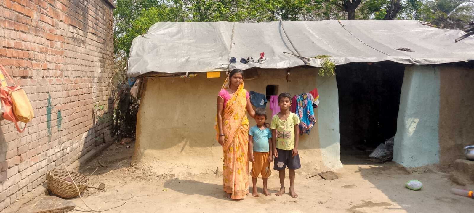 Dhanbad News: आवास योजना की सूची में नाम रहने के बावजूद प्लास्टिक टांग कर रहने को विवश है महिला