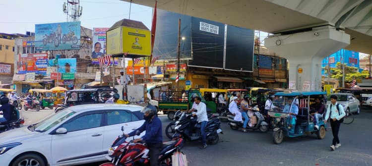 Ranchi News : ऑटो व ई-रिक्शा के कारण कांटाटोली चौक पर लग रहा जाम