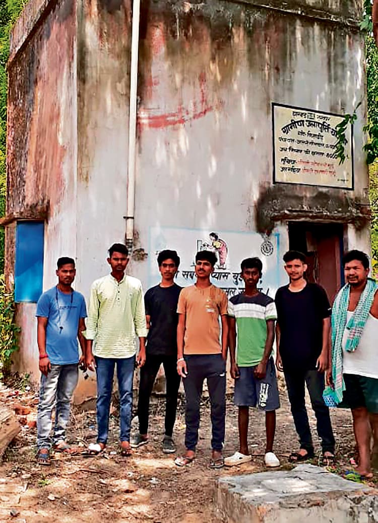 east singhbhum new: कीताडीह में जल संकट, आठ हजार लीटर की टंकी बनी ‘सफेद हाथी’