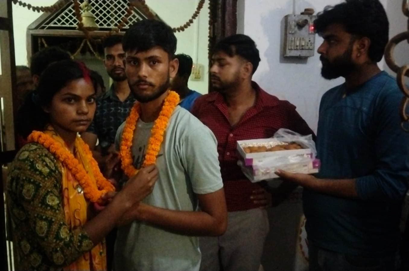 मांझी में प्रेमिका से मिलने पहुंचा प्रेमी, ग्रामीणों ने पकड़ कर मंदिर में करा दी शादी