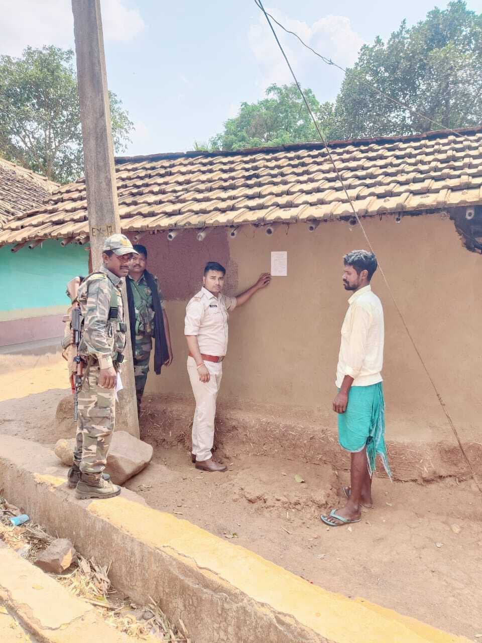 पुलिस ने फरार दो आरोपी के घर चिपकाया इश्तेहार