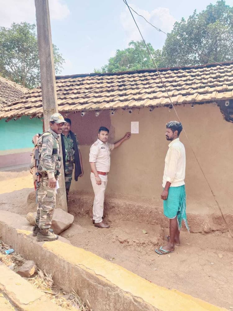 पुलिस ने फरार दो आरोपी के घर चिपकाया इश्तेहार