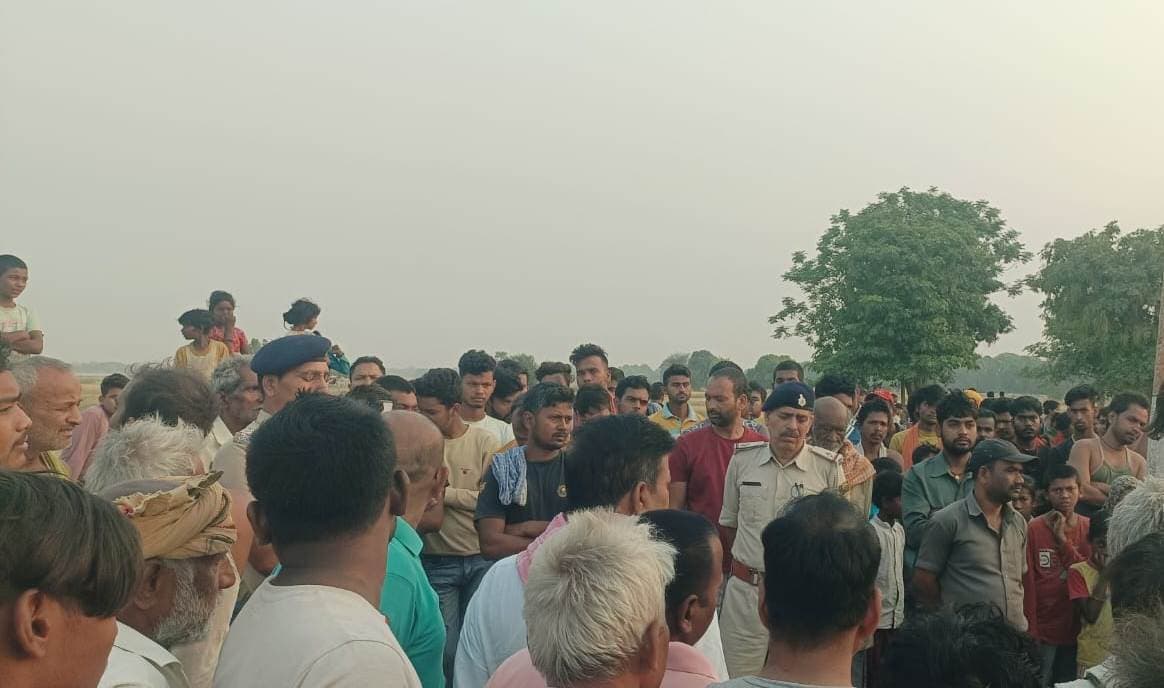 सड़क किनारे पोल पर झूलता मिला युवक का शव