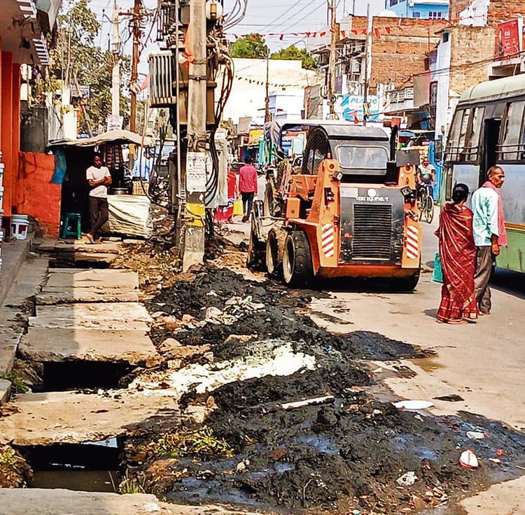 Saran News : निगम ने 42 बड़े नालों की सफाई शुरू की