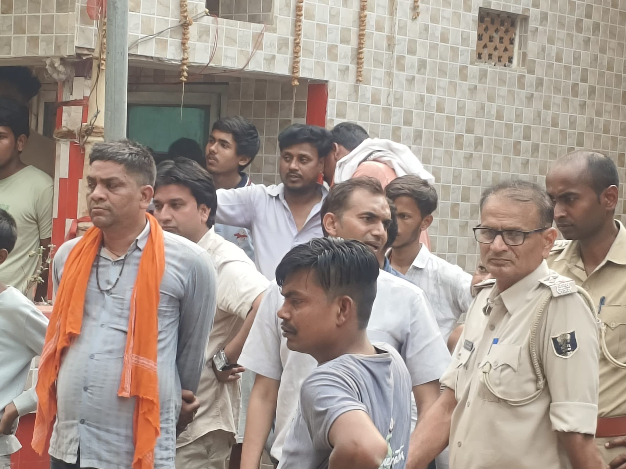 नाली निर्माण के लिए घरों के आगे बने चबूतरे को तोड़ा