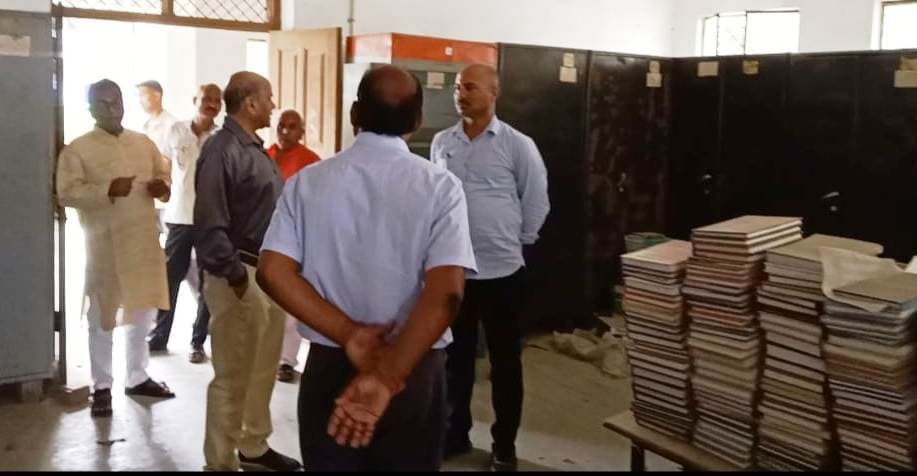 केएमडी कॉलेज की व्यवस्था पर कुलसचिव ने जतायी नाराजगी