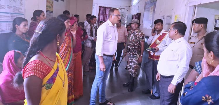 प्रभारी चिकित्सा पदाधिकारी से शो-कॉज, वेतन बंद