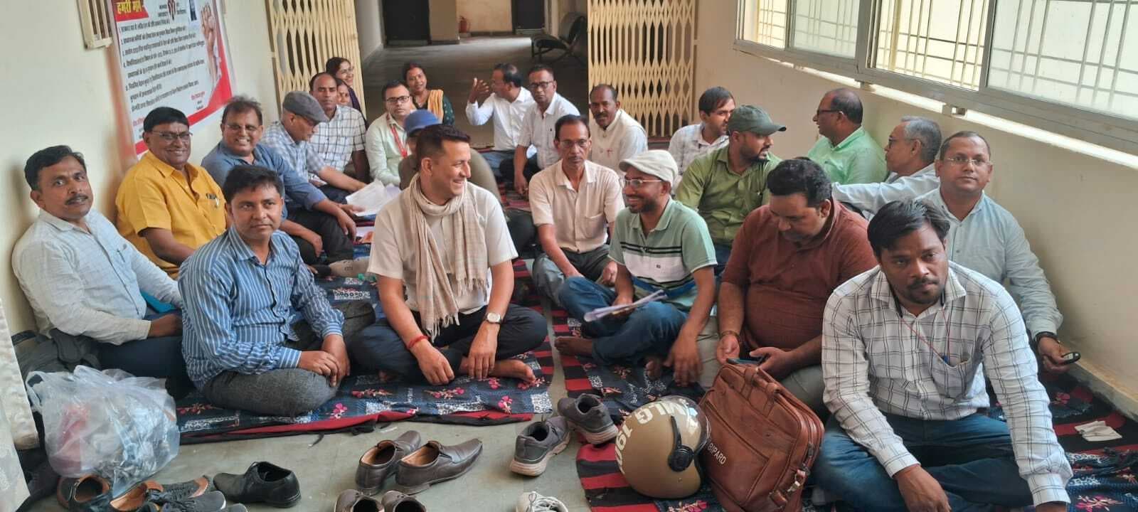 पांच माह के बकाये वेतन सहित अन्य मांगों को लेकर शिक्षक व कर्मियों ने दिया धरना