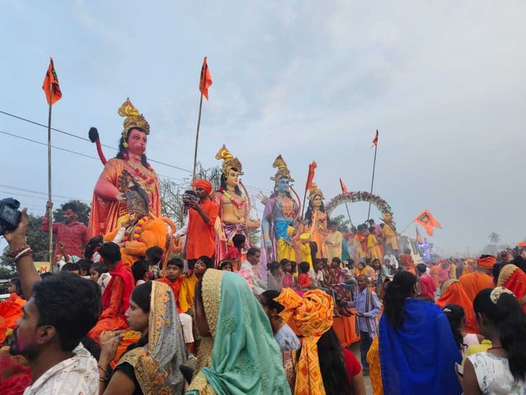 विसर्जन के दौरान जुलूस में उमडे़ श्रद्धालु